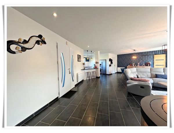 À vendre au Sourn, à proximité immédiate de Pontivy : découvrez cette spacieuse maison familiale de plus de 200 m² habitables