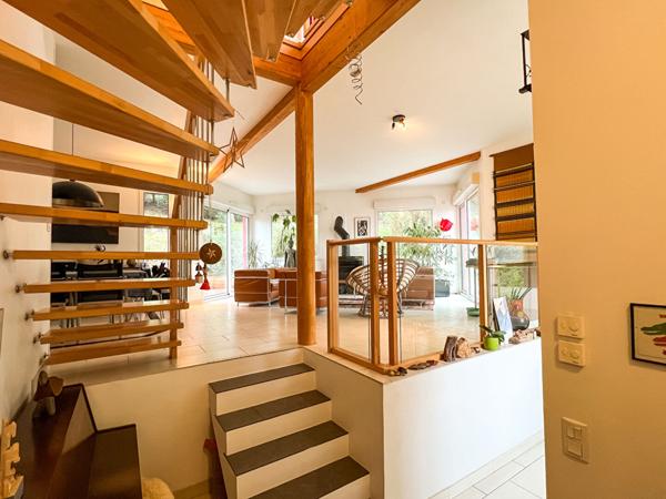 Belle maison d'architecte située à proximité de Chalonnes-sur-Loire, proche des commodités. Avec terrain arboré de 2000 m²