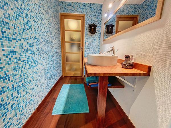 Belle maison d'architecte située à proximité de Chalonnes-sur-Loire, proche des commodités. Avec terrain arboré de 2000 m²