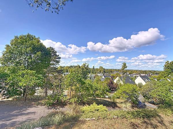 Belle maison d'architecte située à proximité de Chalonnes-sur-Loire, proche des commodités. Avec terrain arboré de 2000 m²
