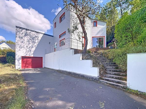 Belle maison d'architecte située à proximité de Chalonnes-sur-Loire, proche des commodités. Avec terrain arboré de 2000 m²