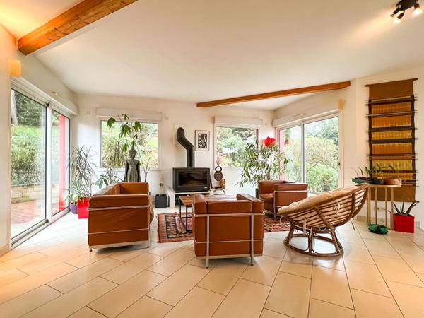 Belle maison d'architecte située à proximité de Chalonnes-sur-Loire, proche des commodités. Avec terrain arboré de 2000 m²