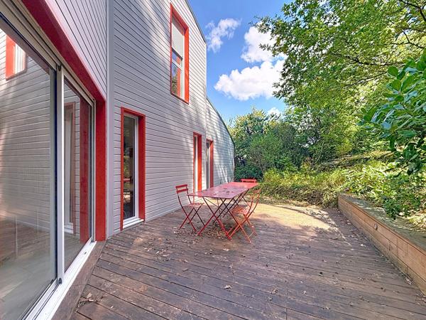 Belle maison d'architecte située à proximité de Chalonnes-sur-Loire, proche des commodités. Avec terrain arboré de 2000 m²
