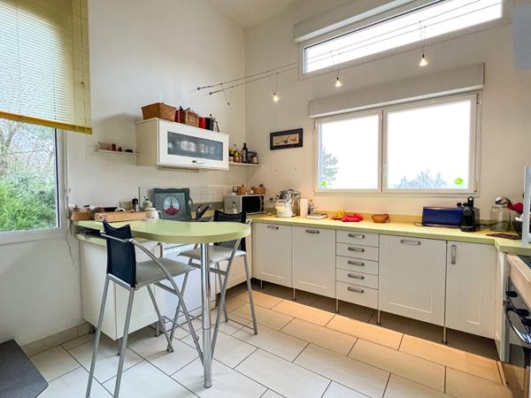 Belle maison d'architecte située à proximité de Chalonnes-sur-Loire, proche des commodités. Avec terrain arboré de 2000 m²