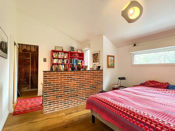 Belle maison d'architecte située à proximité de Chalonnes-sur-Loire, proche des commodités. Avec terrain arboré de 2000 m²