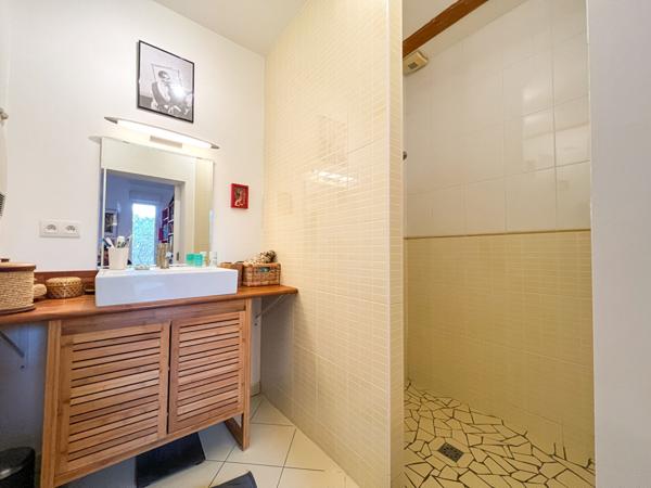 Belle maison d'architecte située à proximité de Chalonnes-sur-Loire, proche des commodités. Avec terrain arboré de 2000 m²