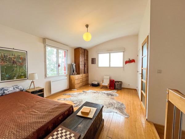 Belle maison d'architecte située à proximité de Chalonnes-sur-Loire, proche des commodités. Avec terrain arboré de 2000 m²