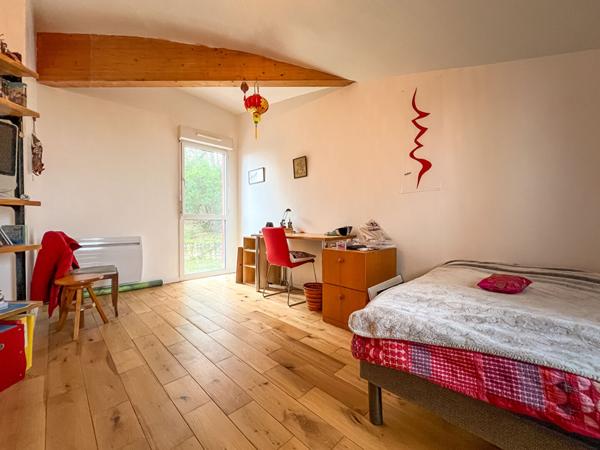 Belle maison d'architecte située à proximité de Chalonnes-sur-Loire, proche des commodités. Avec terrain arboré de 2000 m²