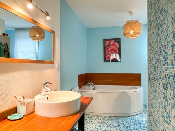 Belle maison d'architecte située à proximité de Chalonnes-sur-Loire, proche des commodités. Avec terrain arboré de 2000 m²