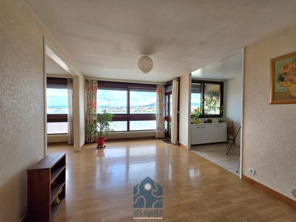 Appartement 4 pièces avec balcon, cave et stationnement couvert sécurisé
