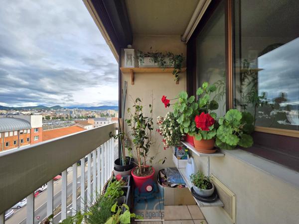 Appartement 4 pièces avec balcon, cave et stationnement couvert sécurisé