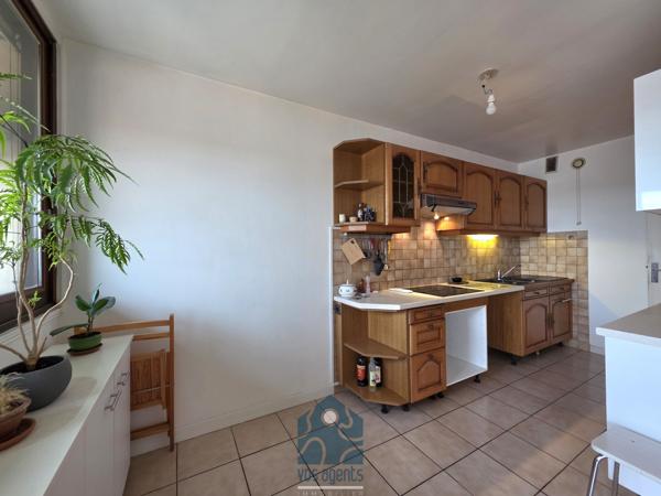 Appartement 4 pièces avec balcon, cave et stationnement couvert sécurisé