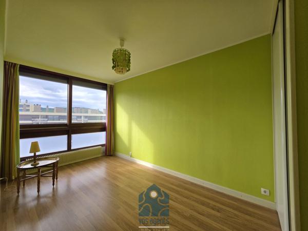 Appartement 4 pièces avec balcon, cave et stationnement couvert sécurisé