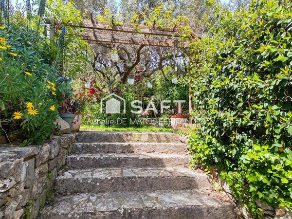 Maison dans le village des artistes avec jardin