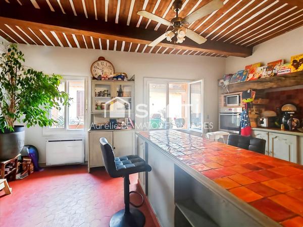 Maison dans le village des artistes avec jardin