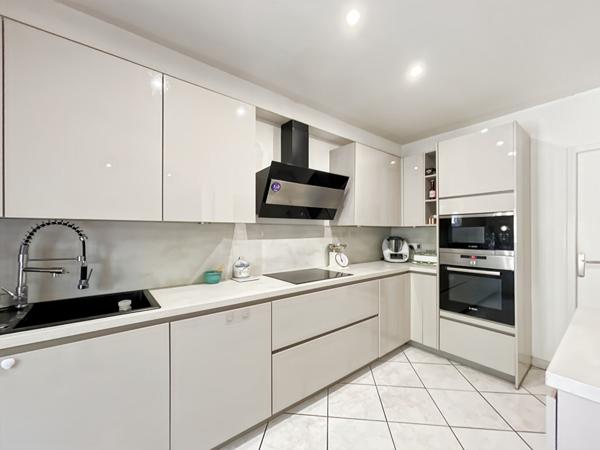 MAISON JUMELÉE DE TYPE 4/5 PIÈCES DANS DOMAINE SÉCURISÉ