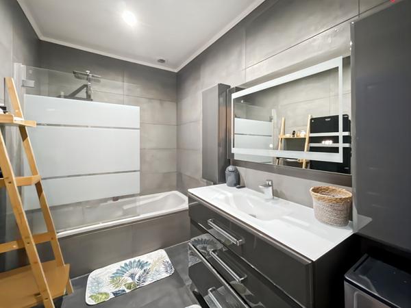 MAISON JUMELÉE DE TYPE 4/5 PIÈCES DANS DOMAINE SÉCURISÉ