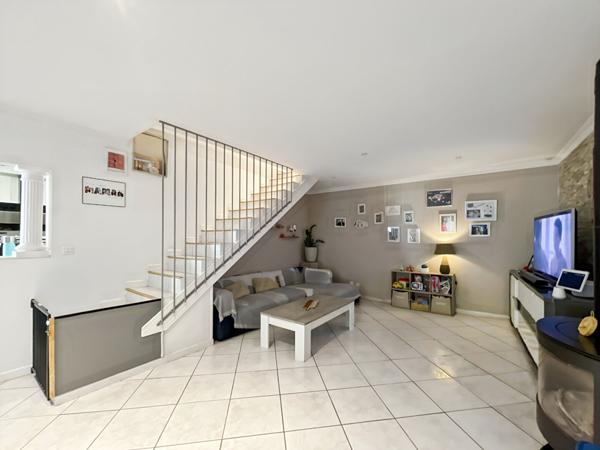 MAISON JUMELÉE DE TYPE 4/5 PIÈCES DANS DOMAINE SÉCURISÉ