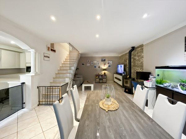 MAISON JUMELÉE DE TYPE 4/5 PIÈCES DANS DOMAINE SÉCURISÉ