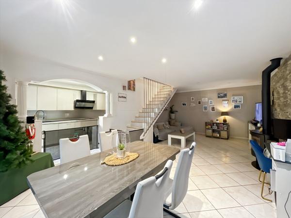 MAISON JUMELÉE DE TYPE 4/5 PIÈCES DANS DOMAINE SÉCURISÉ