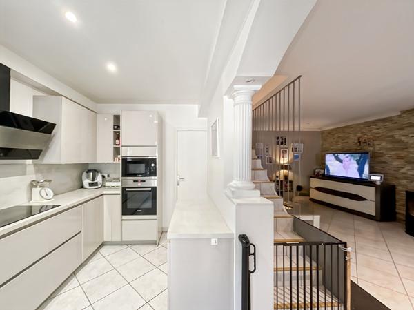 MAISON JUMELÉE DE TYPE 4/5 PIÈCES DANS DOMAINE SÉCURISÉ