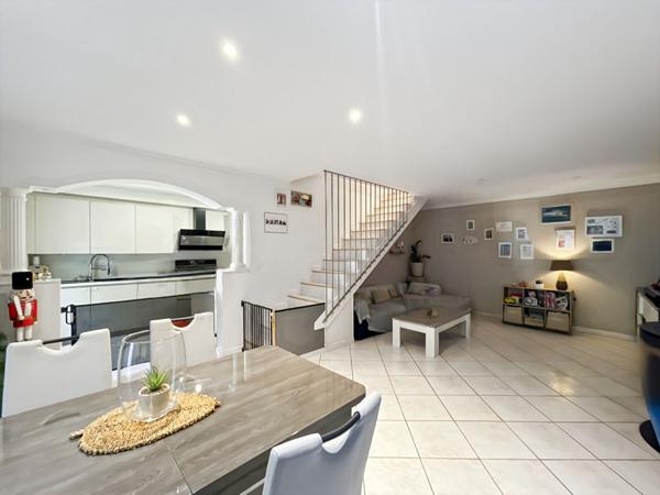 MAISON JUMELÉE DE TYPE 4/5 PIÈCES DANS DOMAINE SÉCURISÉ