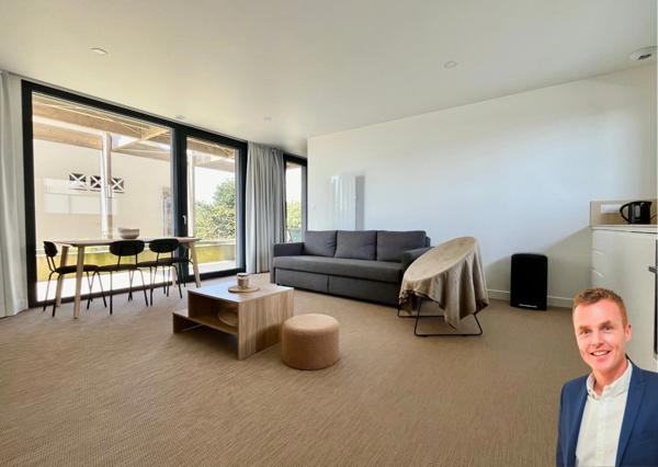 CROZON CENTRE – T2 NEUF MEUBLÉ AVEC TERRASSE 17 m² – VUE BAIE DE MORGAT – LOCATAIRE EN PLACE