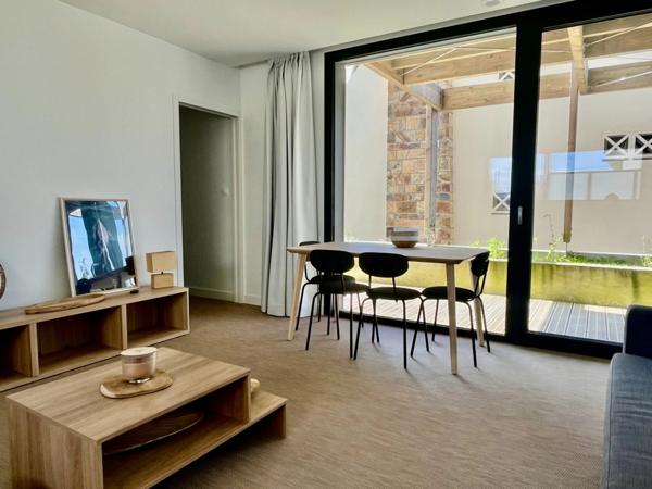 CROZON CENTRE – T2 NEUF MEUBLÉ AVEC TERRASSE 17 m² – VUE BAIE DE MORGAT – LOCATAIRE EN PLACE