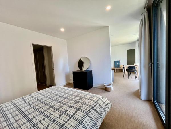 CROZON CENTRE – T2 NEUF MEUBLÉ AVEC TERRASSE 17 m² – VUE BAIE DE MORGAT – LOCATAIRE EN PLACE