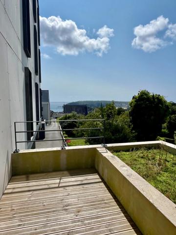CROZON CENTRE – T2 NEUF MEUBLÉ AVEC TERRASSE 17 m² – VUE BAIE DE MORGAT – LOCATAIRE EN PLACE