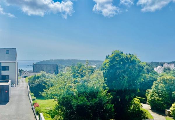 CROZON CENTRE – T2 NEUF MEUBLÉ AVEC TERRASSE 17 m² – VUE BAIE DE MORGAT – LOCATAIRE EN PLACE