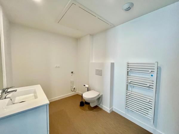 CROZON CENTRE – T2 NEUF MEUBLÉ AVEC TERRASSE 17 m² – VUE BAIE DE MORGAT – LOCATAIRE EN PLACE