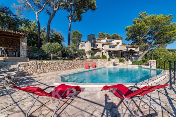 VILLA DE 450 M2 AVEC VUE IMPRENABLE SUR AIX-EN-PROVENCE