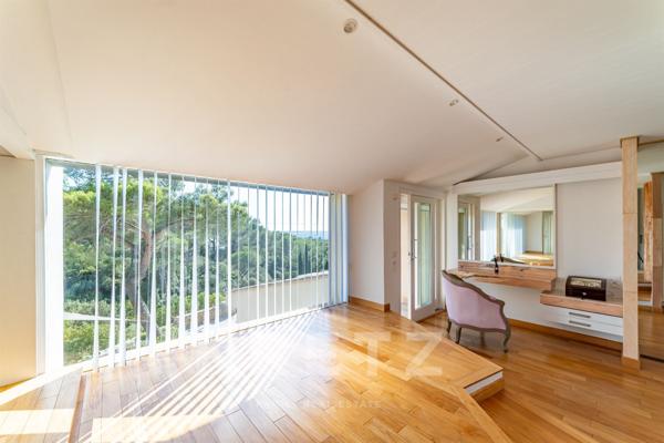 VILLA DE 450 M2 AVEC VUE IMPRENABLE SUR AIX-EN-PROVENCE