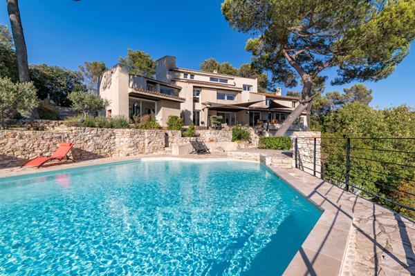 VILLA DE 450 M2 AVEC VUE IMPRENABLE SUR AIX-EN-PROVENCE
