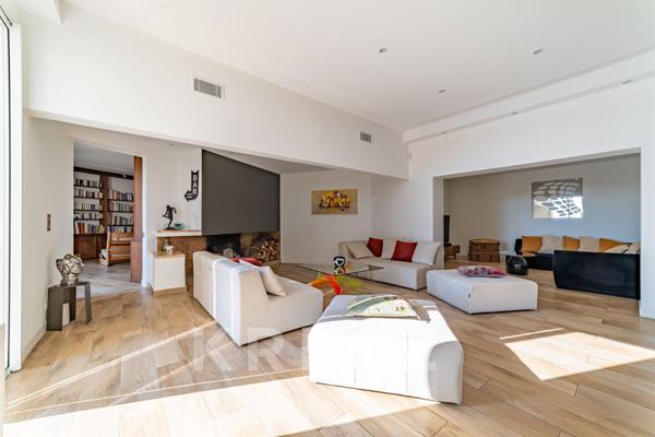 VILLA DE 450 M2 AVEC VUE IMPRENABLE SUR AIX-EN-PROVENCE