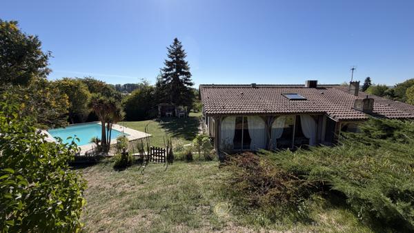 MAISON DE PLAIN-PIED AVEC PISCINE ET ENVIRON 2 HECTARES