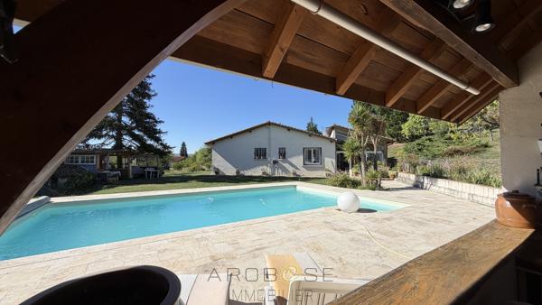 MAISON DE PLAIN-PIED AVEC PISCINE ET ENVIRON 2 HECTARES