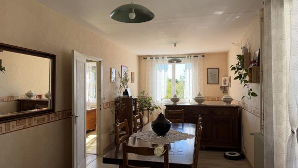 MAISON DE PLAIN-PIED AVEC PISCINE ET ENVIRON 2 HECTARES