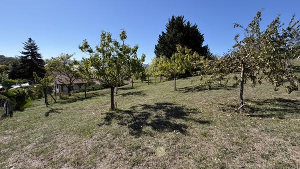 MAISON DE PLAIN-PIED AVEC PISCINE ET ENVIRON 2 HECTARES