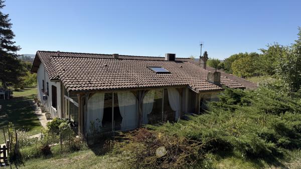 MAISON DE PLAIN-PIED AVEC PISCINE ET ENVIRON 2 HECTARES