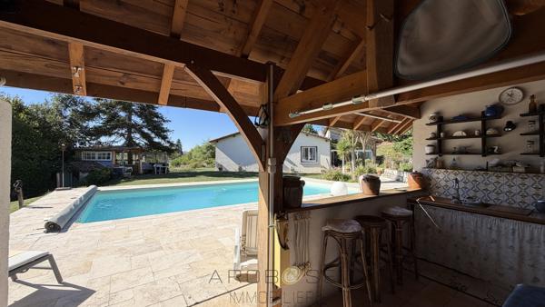 MAISON DE PLAIN-PIED AVEC PISCINE ET ENVIRON 2 HECTARES