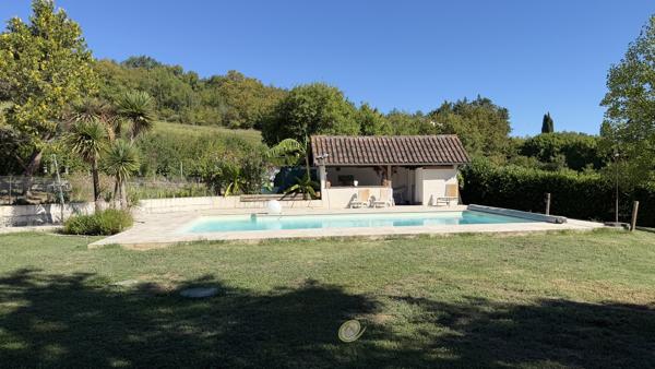 MAISON DE PLAIN-PIED AVEC PISCINE ET ENVIRON 2 HECTARES