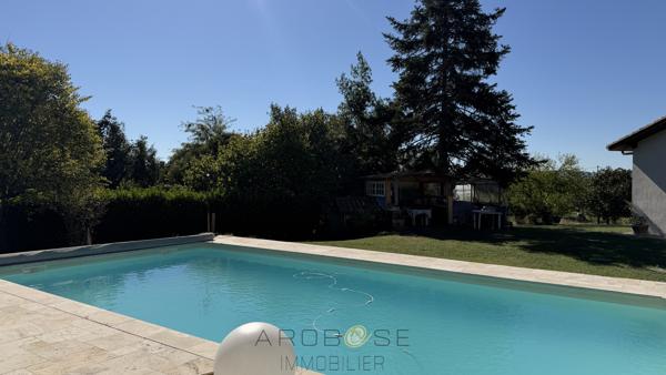 MAISON DE PLAIN-PIED AVEC PISCINE ET ENVIRON 2 HECTARES