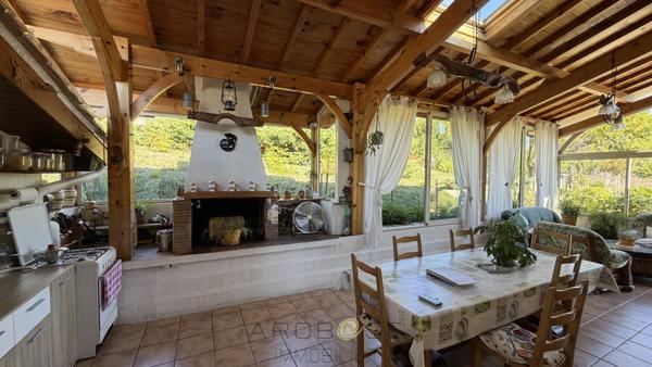 MAISON DE PLAIN-PIED AVEC PISCINE ET ENVIRON 2 HECTARES