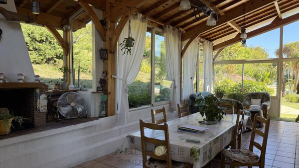 MAISON DE PLAIN-PIED AVEC PISCINE ET ENVIRON 2 HECTARES