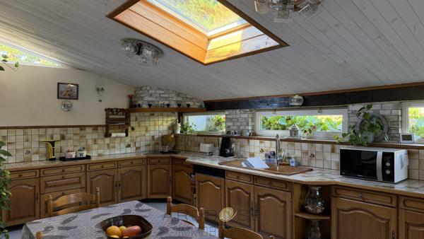 MAISON DE PLAIN-PIED AVEC PISCINE ET ENVIRON 2 HECTARES