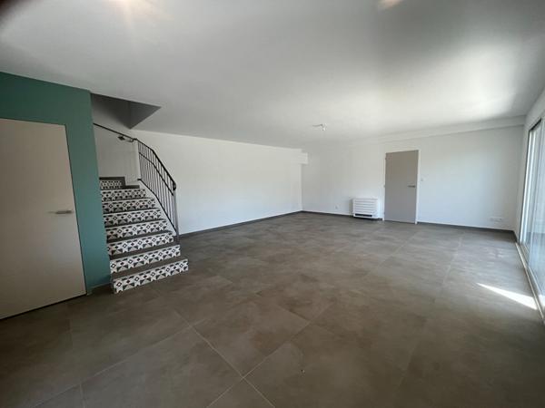 HYERES Ouest , A Vendre, Villa Neuve T7, 142.50 M2, Jardin, Piscine, Garage.