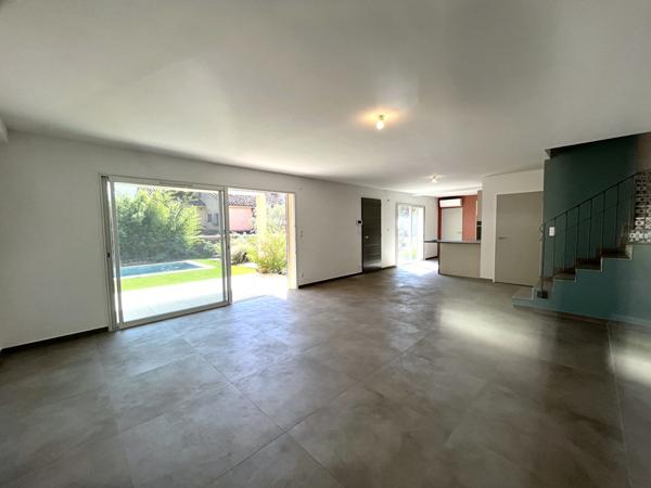 HYERES Ouest , A Vendre, Villa Neuve T7, 142.50 M2, Jardin, Piscine, Garage.