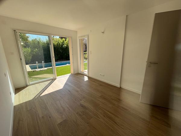HYERES Ouest , A Vendre, Villa Neuve T7, 142.50 M2, Jardin, Piscine, Garage.